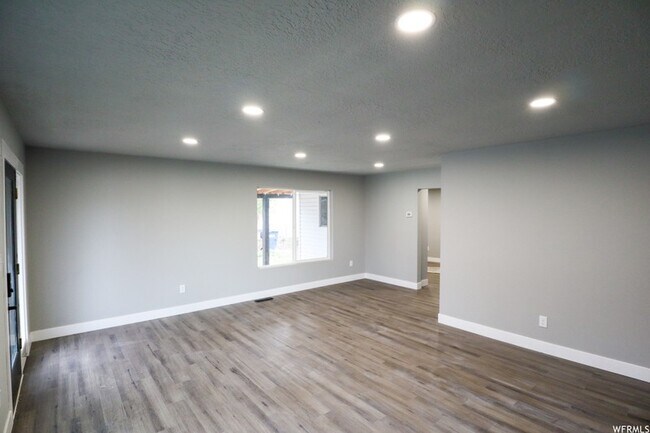 Building Photo - 948 E Atkin Ave
