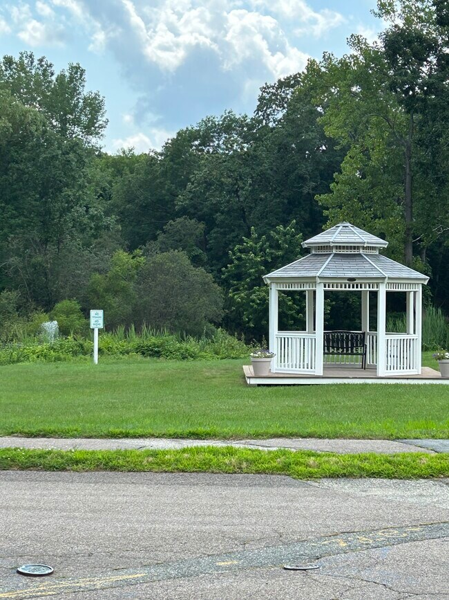 Foto del edificio - 8 Beals Cove Rd