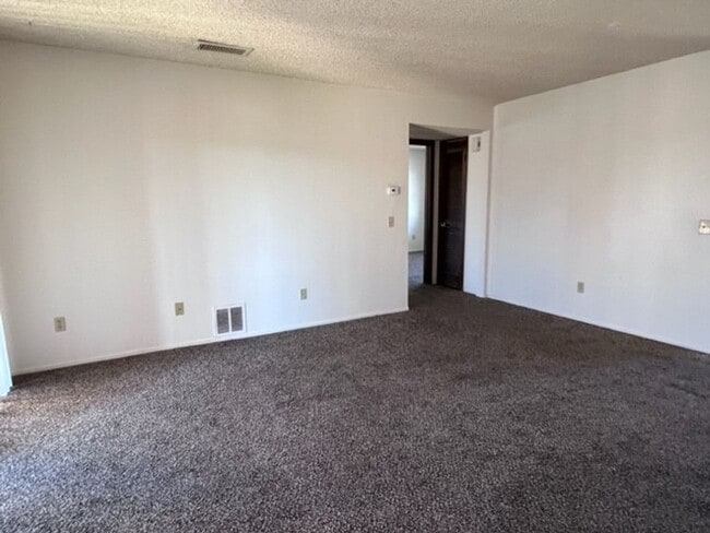 Building Photo - 2 BR 2Ba Condo in a Gated Complex, Utiliti...