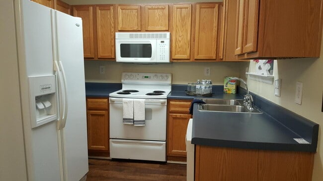 Building Photo - Available July 1st. Oak Bluff Townhome N C...