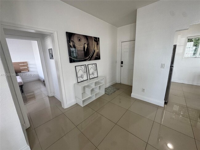 Foto del edificio - 8415 Harding Ave