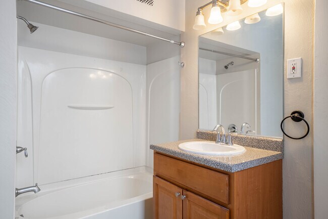 bathroom - 170 W College St