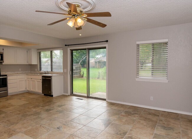 Building Photo - This Super Cute 3 Bed, 2 Bath, 2 Car Garag...