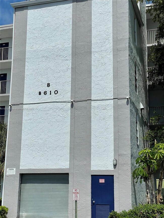 Foto del edificio - 8610 N Sherman Cir