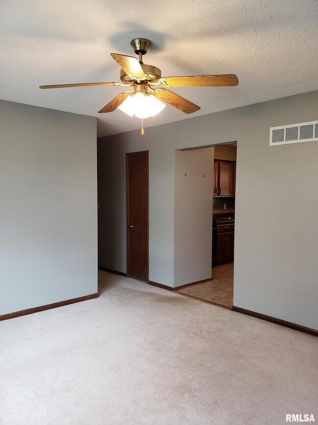 Foto del edificio - 4811 Candlelight Dr