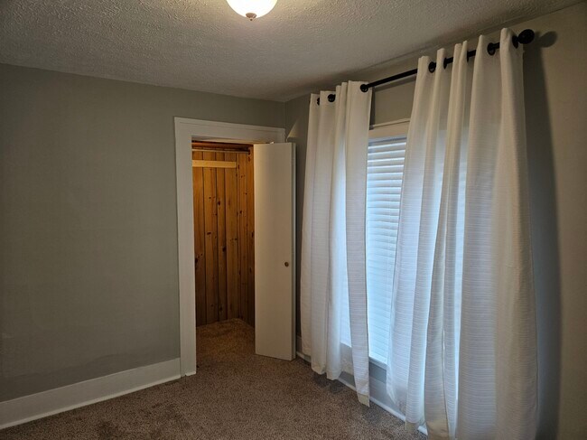 Dormitorio con vestidor - 308 Franklin Ave