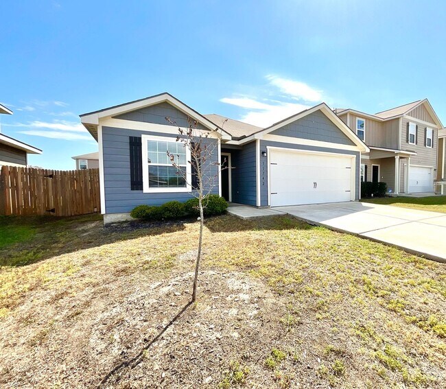 Foto del edificio - *MOVE IN SPECIAL* Move-In Ready 3BR/2BA with Fenced Yard & Garage!