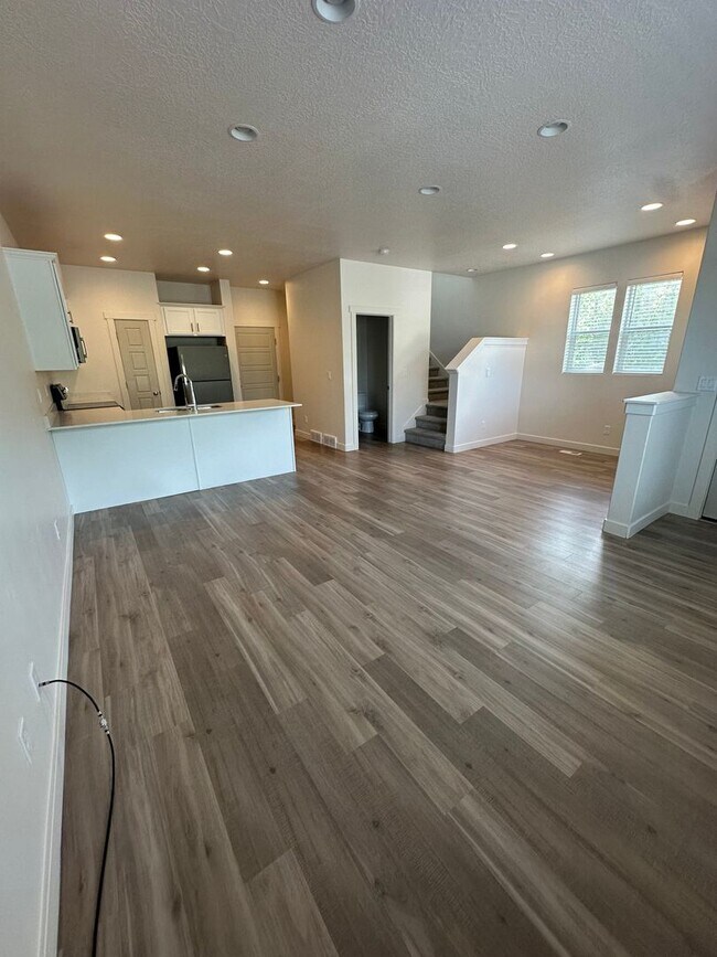 Foto del edificio - GET A MONTH OF RENT FOR FREE!!!