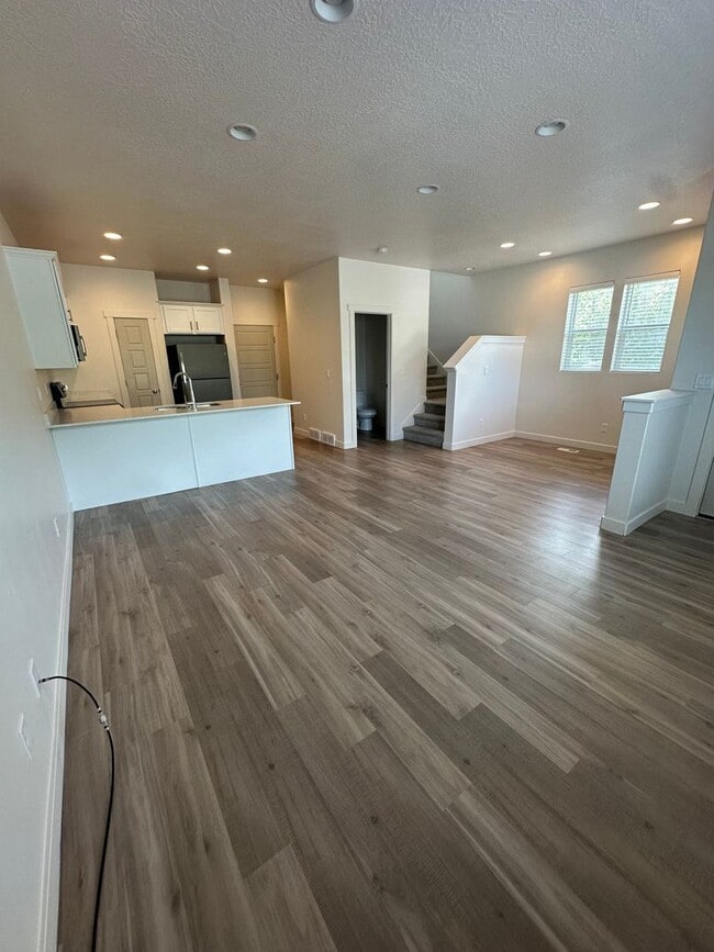 Building Photo - Gorgeous Townhome!!!