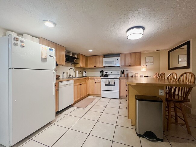 Building Photo - Charming & Cozy 2-Bed, 1-Bath Basement Apa...
