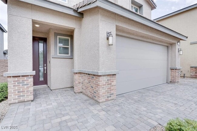 Building Photo - 932 Lotus Falls St