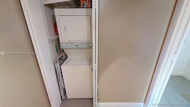 Foto del edificio - 690 SW 1st Ct