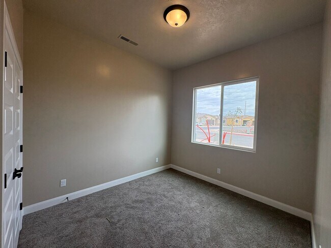 Foto del edificio - 3 Bed 2 Bath Townhome In Hurricane