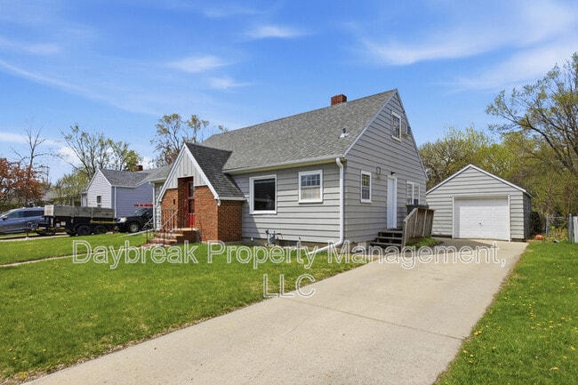 Building Photo - 1221 5th St S