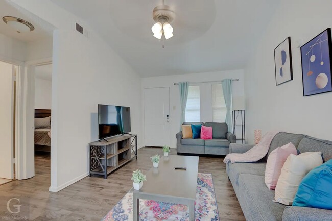 Building Photo - Fully Furnished All Bills Included - 2 bed...
