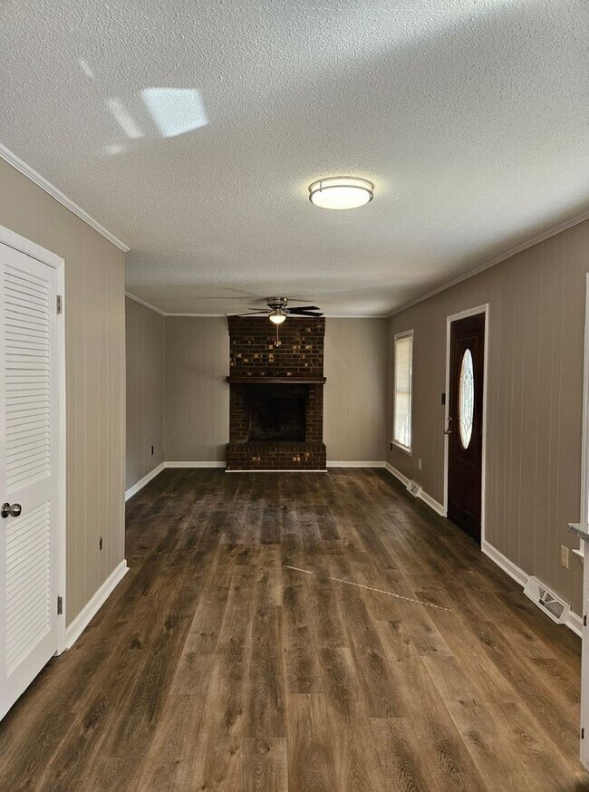 Building Photo - Newly updated 3 bedroom, 2 bath house in B...