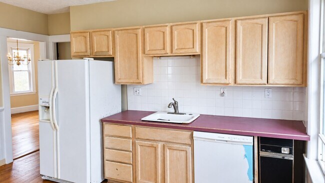 Building Photo - 113 E Elm Ave