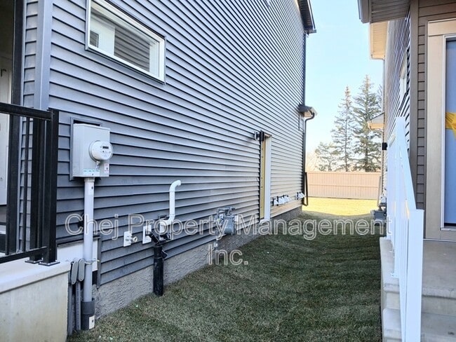 Building Photo - 807 Rowan Cl SW