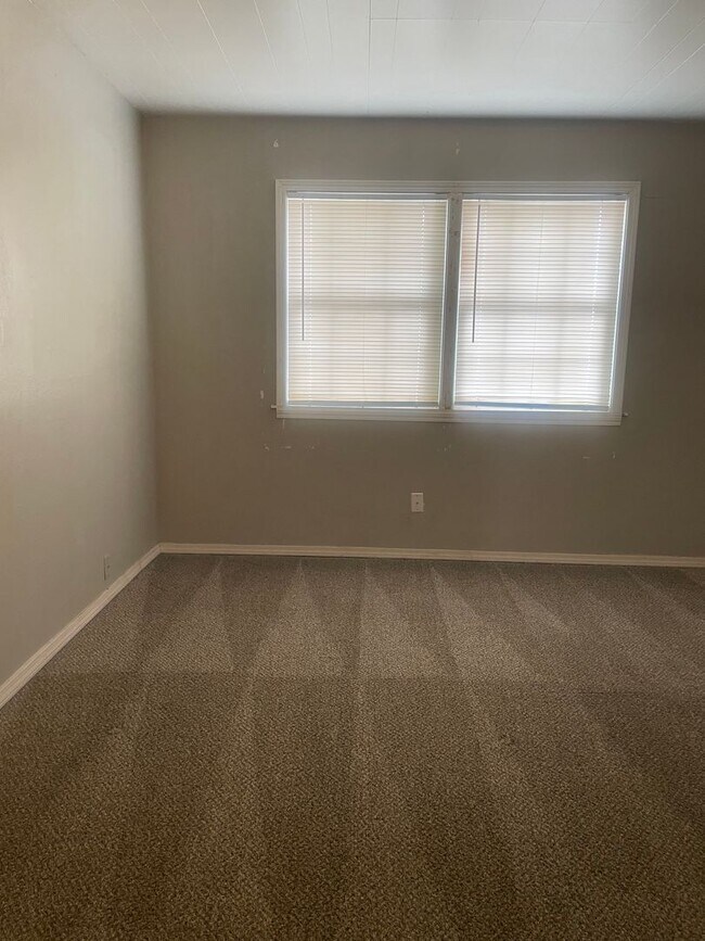 Building Photo - Charming 3 Bedroom Home