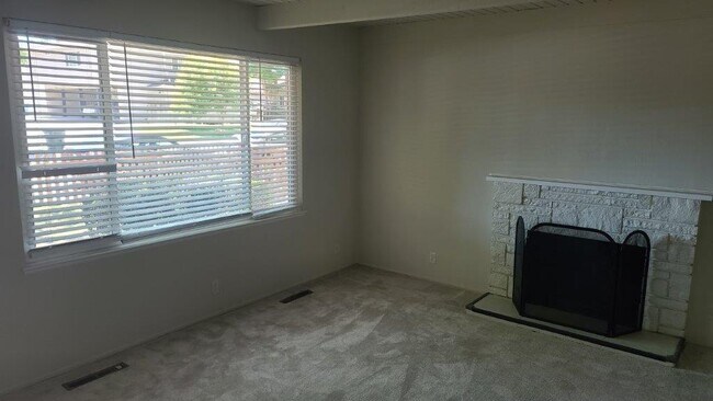 Foto del edificio - 645 Begonia Way