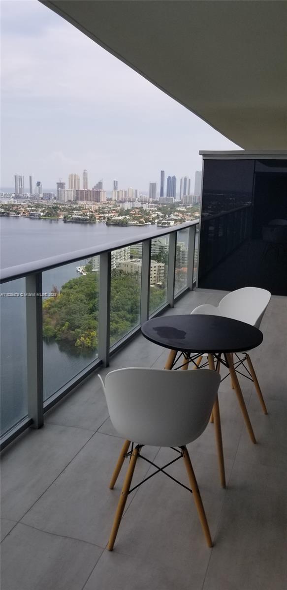 Foto del edificio - 16385 Biscayne Blvd