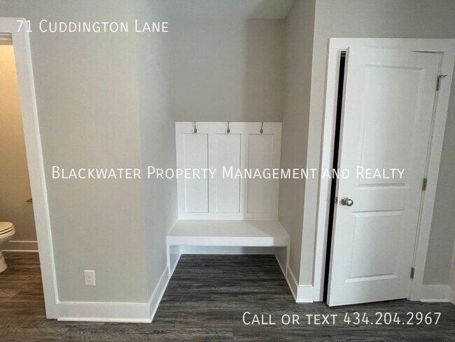 Building Photo - MOVE IN SPECIAL: 1/2 off First Full Month'...