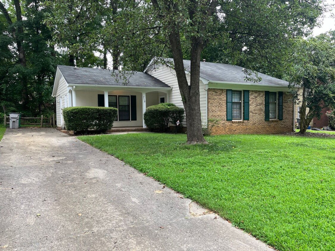 Primary Photo - Great 3 Bed, 2 Bath Ranch Home in East Cha...
