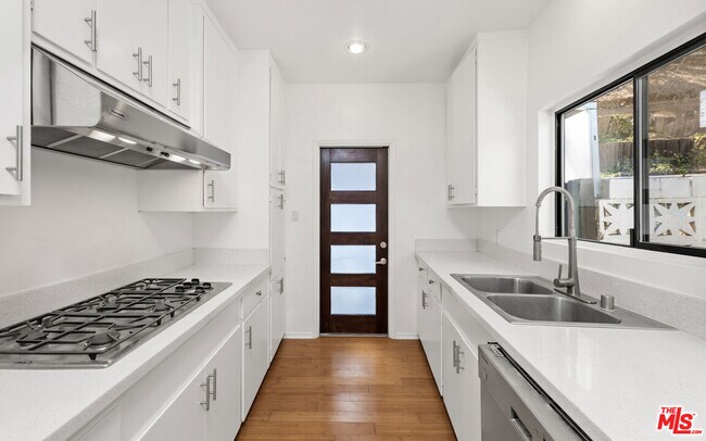Building Photo - 8865 Lookout Mountain Ave
