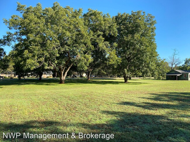 Building Photo - 3 br, 2 bath House - 230 E. Henderson