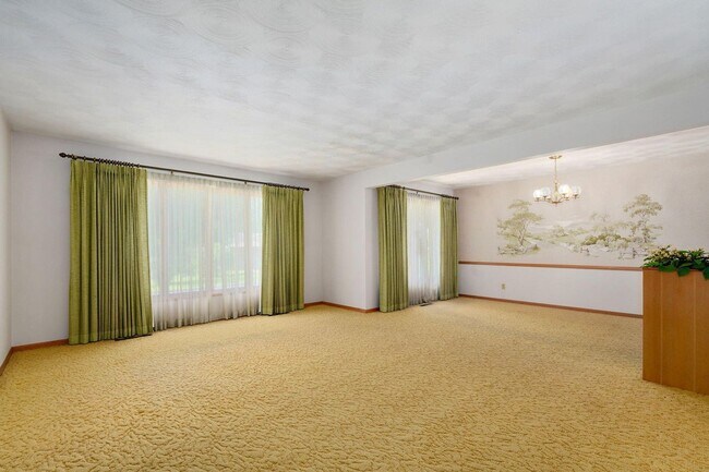 Foto del edificio - Beautiful All Brick home located next to G...