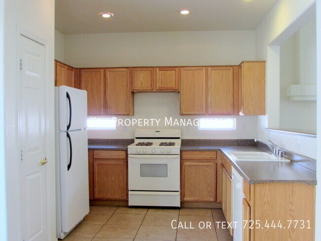 Foto del edificio - 4 BEDROOM HOME IN THE SILVERADO RANCH AREA!