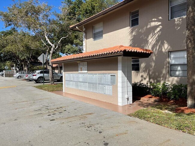 Foto del edificio - 8750 Royal Palm Blvd