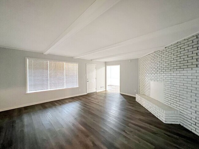 Foto del edificio - 3129 Domar St