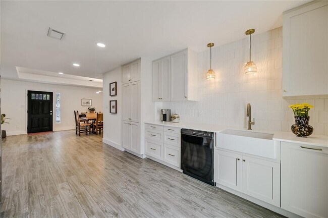 Foto del edificio - 10104 Oak Hollow Cir