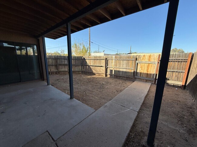 Building Photo - 2419 N Geronimo Ave