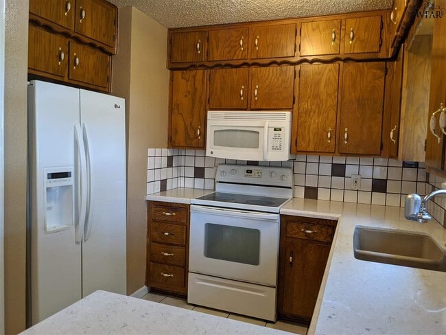 Building Photo - 1204 Lisa Ln