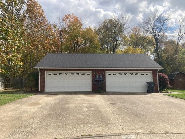 Building Photo - LOCATION LOCATION Location!  Close to Baptist Health Hospital, Shopping, & More