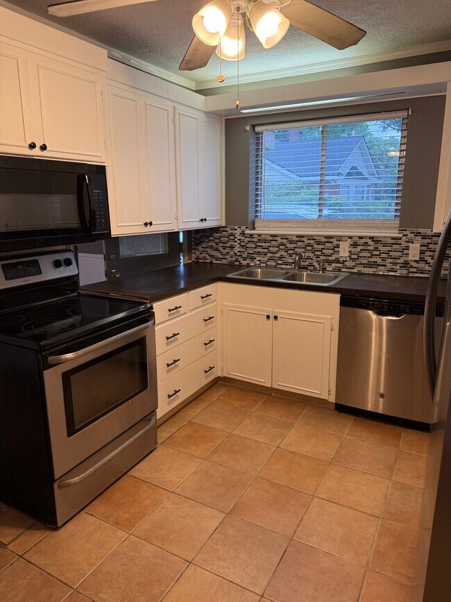 Foto del edificio - 2145 Treemont Ln