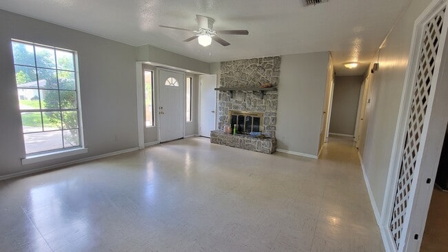 Building Photo - 4909 Dahlia Dr