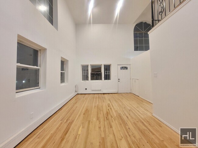 Foto del edificio - Spacious Duplex with Parking on PITKIN AVENUE