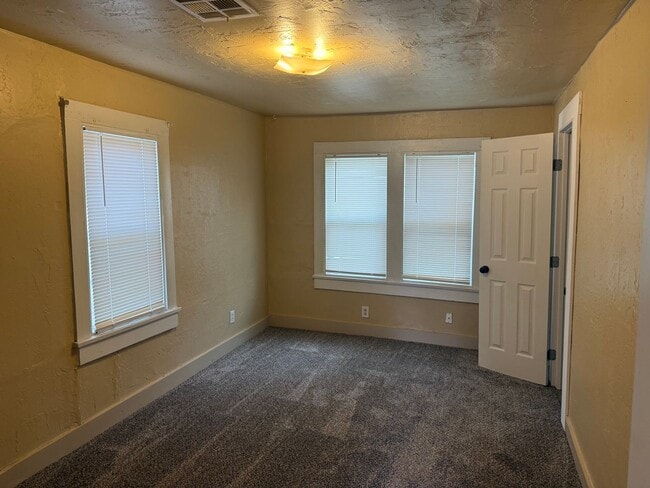 Building Photo - Sweet, Stylish and functional 1 bedroom cottage in Norman, all new inside and squeaky clean!  Rea...