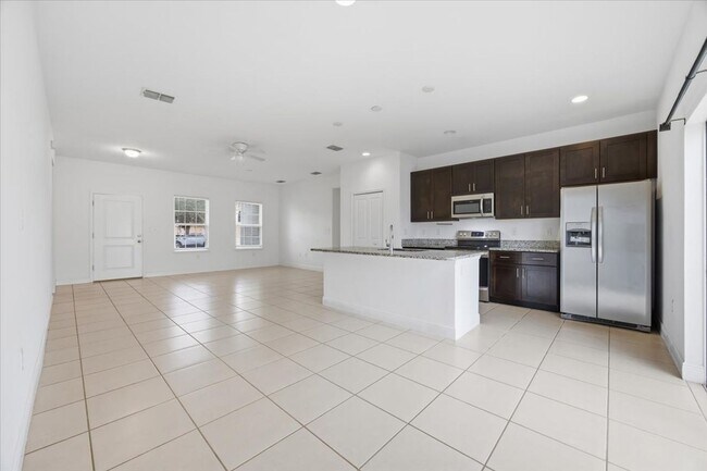Foto del edificio - Stunning 4-Bedroom, 2-Bath Home in Poinciana with Modern Upgrades