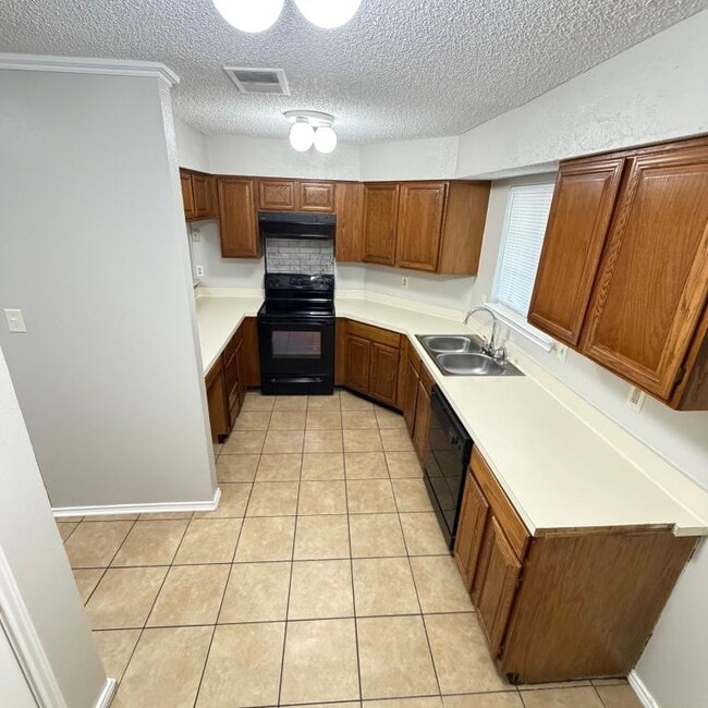 Building Photo - 2640 Glenmore Dr