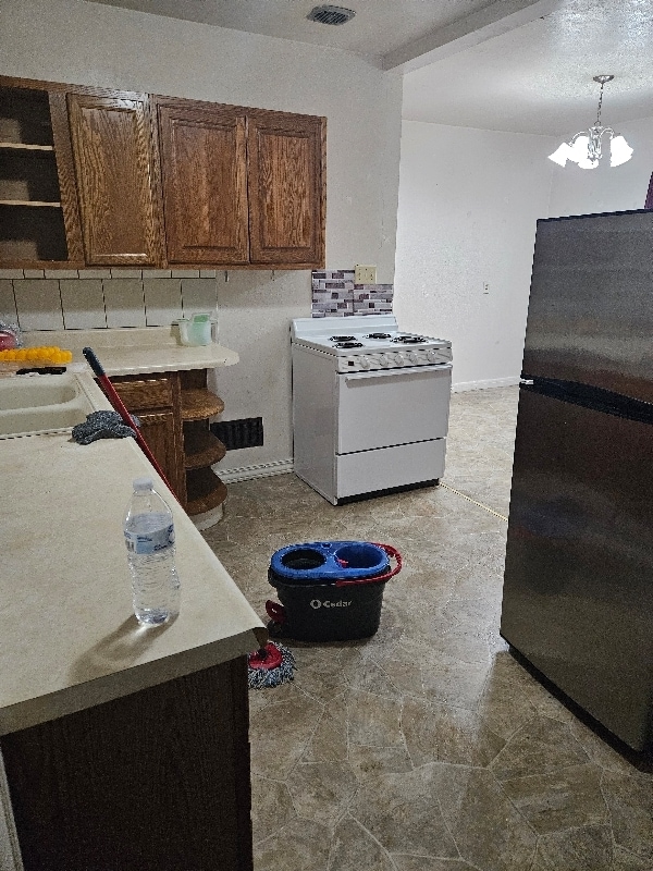 Building Photo - 901 N Elm St