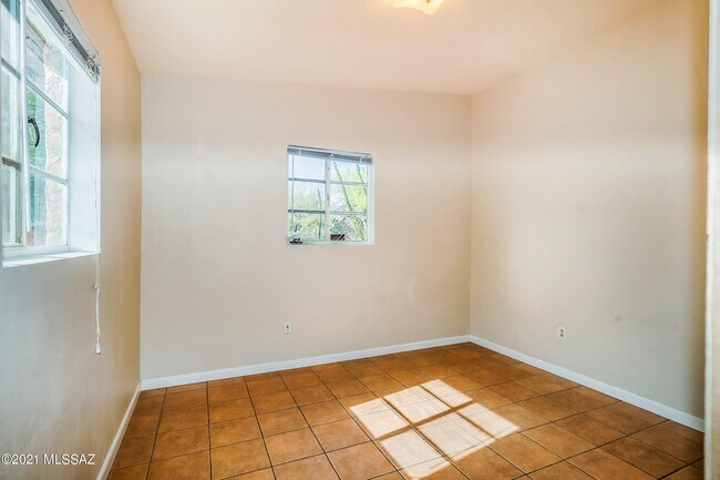 Building Photo - 2718 N Euclid Ave