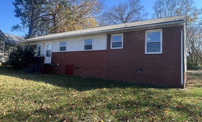 Foto del edificio - 323 Coltrane Ave