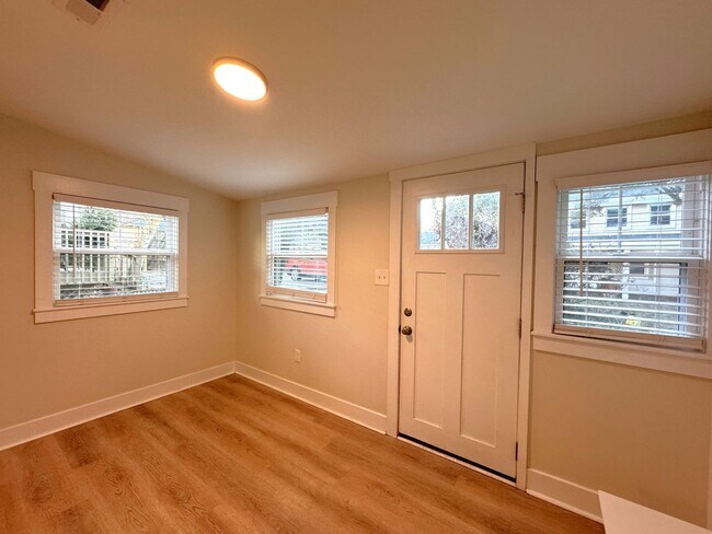 Building Photo - Cozy Beach Cottage Available 08-23-24! Pra...