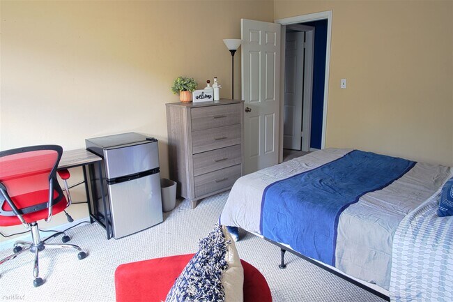 Building Photo - Room for Rent, 1 bath Condo - 244 South Re...