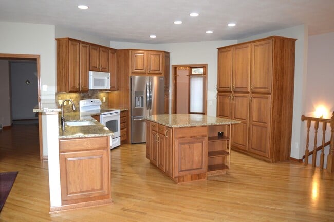 Building Photo - 7541 Red Fox Trl