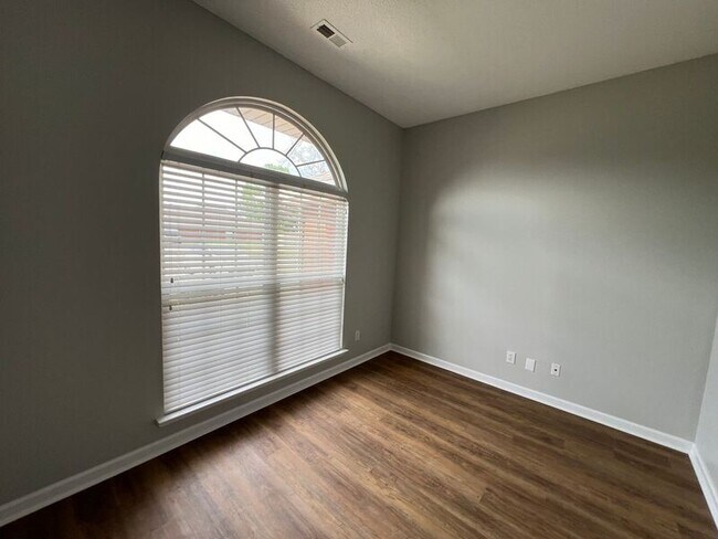 Foto del edificio - 113 Coldsprings Dr